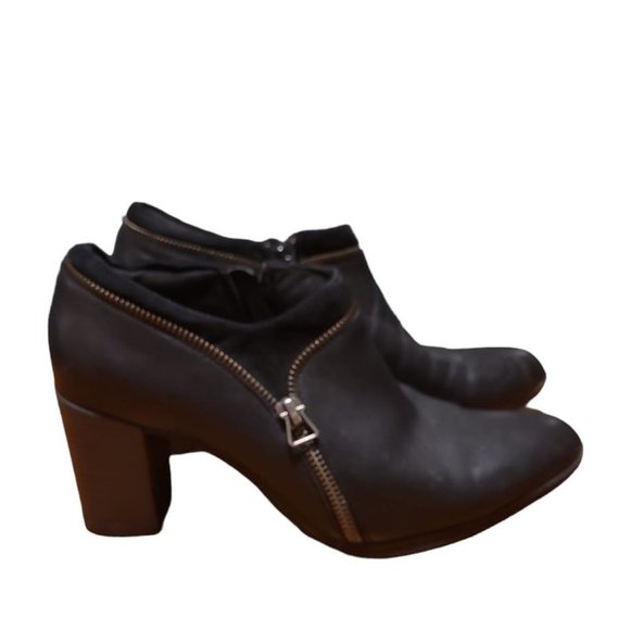 Clarks Shoes - Clarks Collection Women' s Shoe Booties 13288 Black Leather Zip Ankle Boot